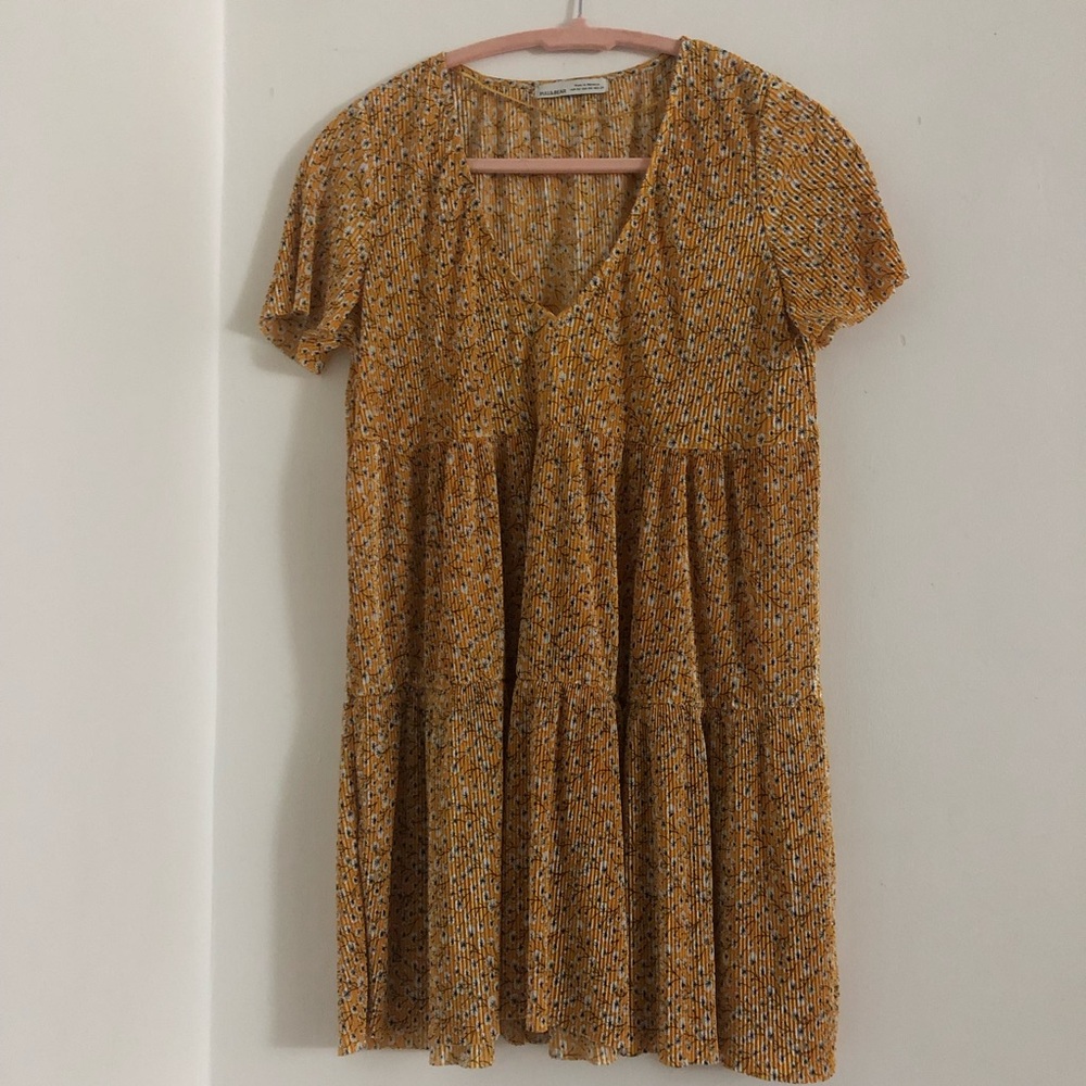 Pull & Bear Tiered Mini Dress In Yellow  Floral

Fit-Loose Fit
Size-XS(USA)